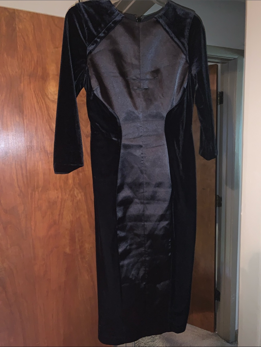 Elegant Black Velvet Long-Sleeve Sheath Dress